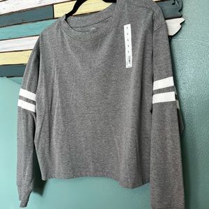Long sleeve grey shirt.